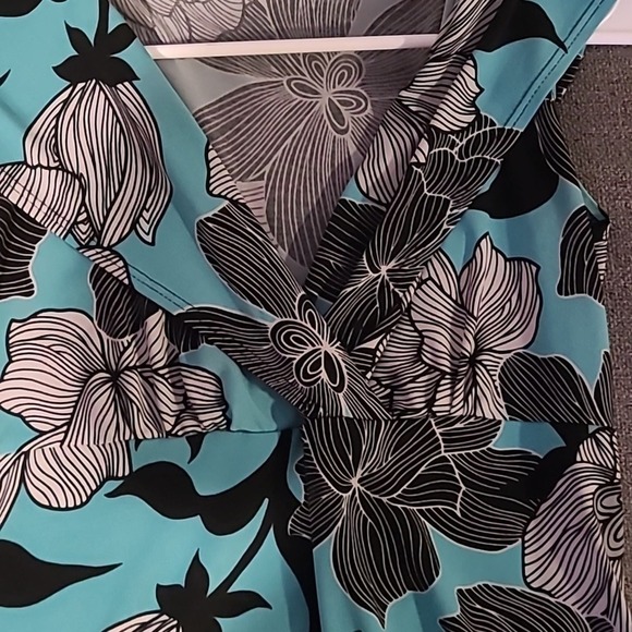 Christine Gerald‎ floral top - Picture 2 of 3